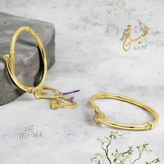 اسوره مسمار بالخاتم عيار 18 ذهب 13 "تعرفون ما الأمر المفضل عندي؟ إنه الساعات التي تتميز بالتفاصيل الدقيقة، مثل هذه الأسورة ذات المسمار المتدلي بتأثيرها الذهبي. تصميم فريد من نوعه مصنوع من الذهب عيار 18 بوزن يبلغ حوالي 14 جرام. إنها تفاصيل تجعل الإكسسوارات تنطق بالأناقة والجمال بلا كلل. #مجوهرات #ذهب #تصميم_فريد"